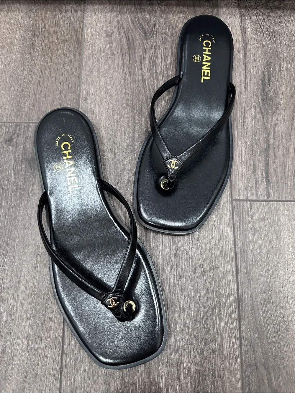 2026 CHANEL Black leather GOLD CC Logo FLIP FLOP Slides Flat Sandals 41.5C BLAZY